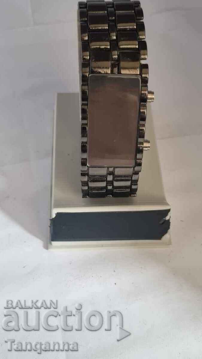 Ръчен часовник с цена 17.00 лв. | € 8.69 Ръчен часовник с цена 17.00 лв. | € 8.69