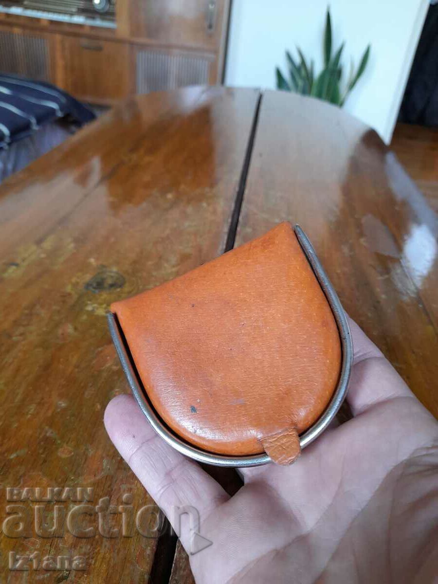 Παλιά δερμάτινο πορτοφόλι με τιμή 25.00 BGN | € 12.78 Παλιά δερμάτινο πορτοφόλι με τιμή 25.00 BGN | € 12.78