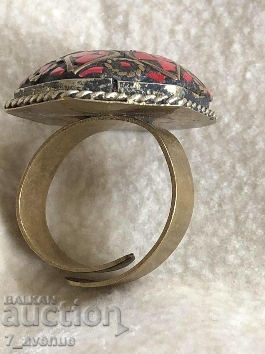 Auction  RING spectacular with natural stone maybe Coral