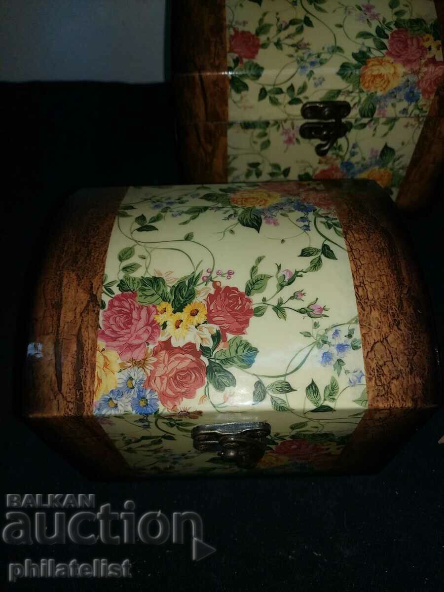 lada din lemn cu decoratiuni! cu preț 11.50 BGN | € 5.88 lada din lemn cu decoratiuni! cu preț 11.50 BGN | € 5.88