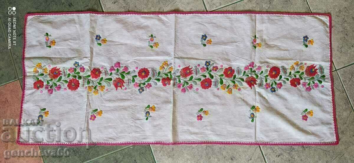 Cămașă în carouri cu broderie manuală colorată cu preț € 8.00 | 15.65 BGN Cămașă în carouri cu broderie manuală colorată cu preț € 8.00 | 15.65 BGN