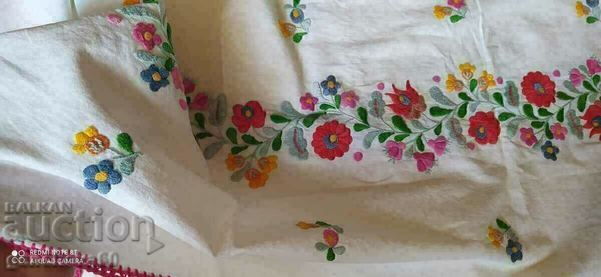 Licitație Cămașă în carouri cu broderie manuală colorată