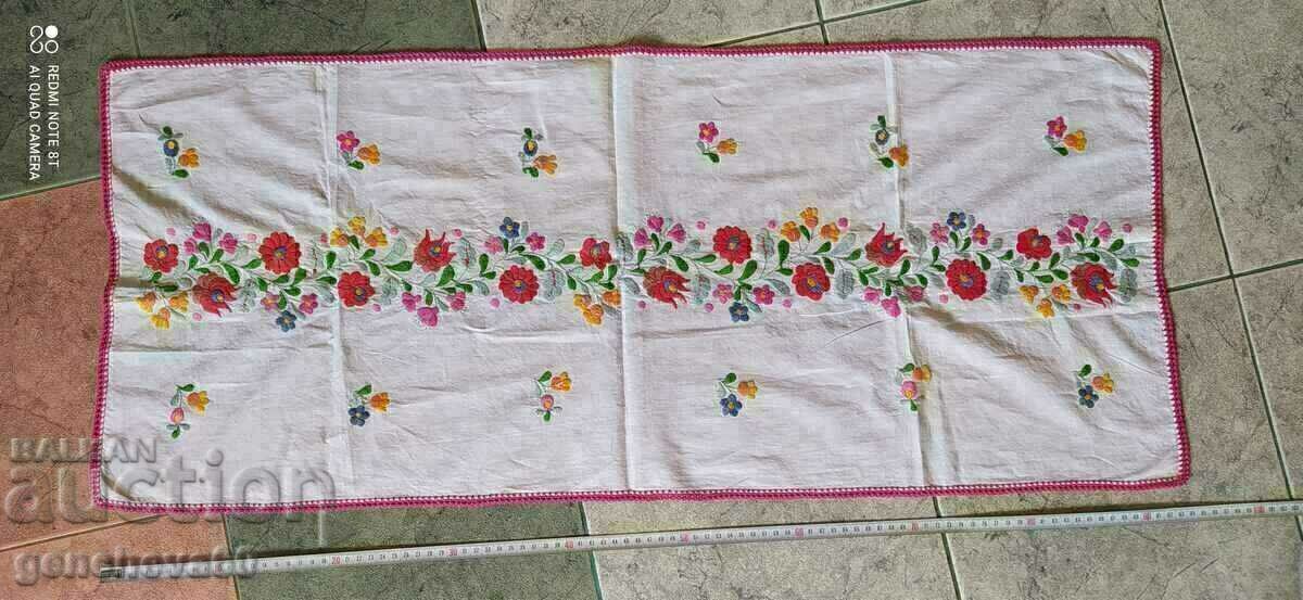 Livrarea Cămașă în carouri cu broderie manuală colorată