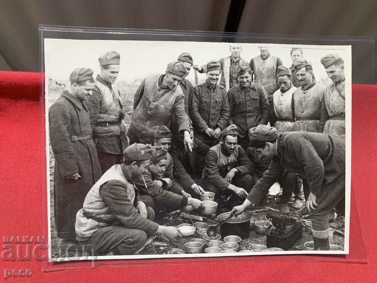 WWII 1944-45 Bulgarian military units Lunch at the front