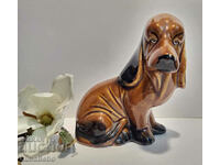 Колекционерска порцеланова фигура на куче порода Басет.