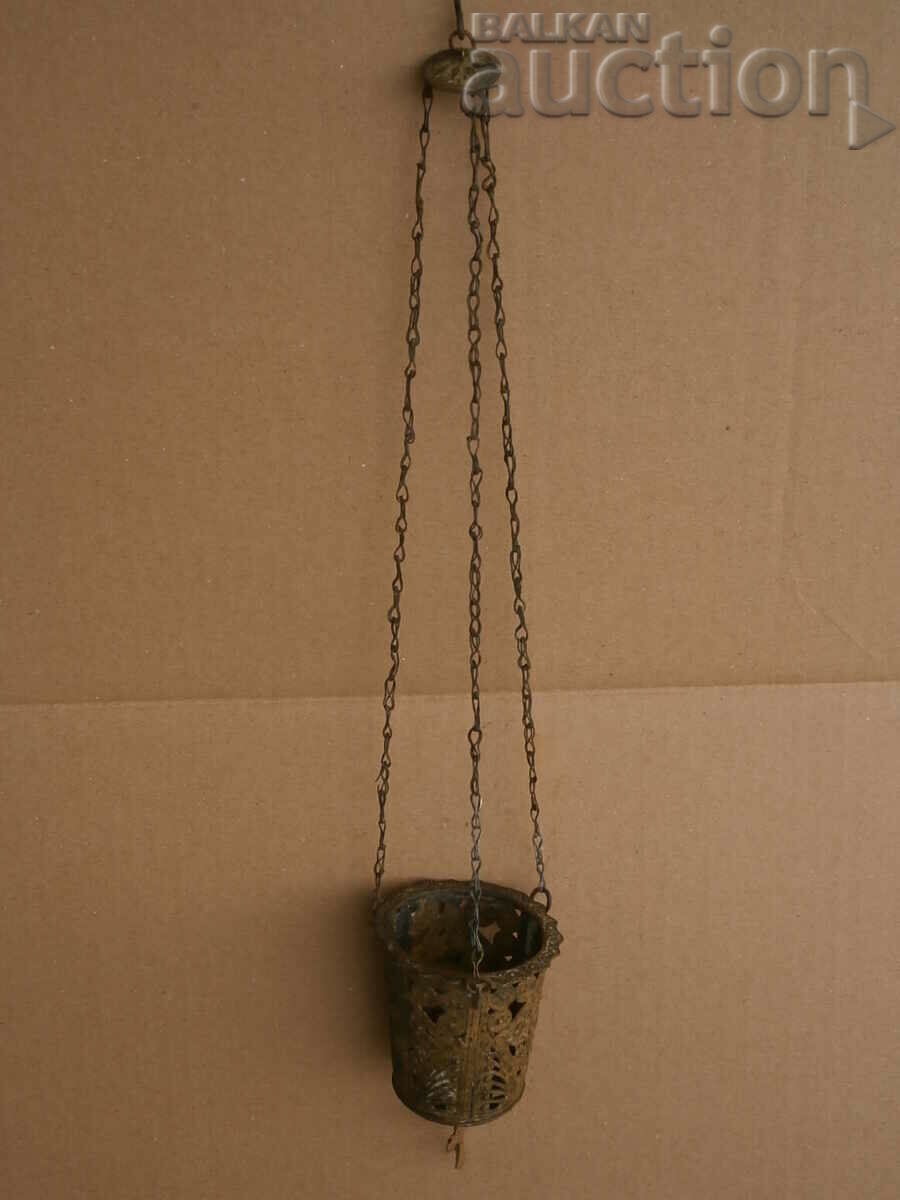 Lampă veche de bronz dintr-o icoană interioară pâlpâitoare