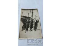 Снимка Трима млади мъже на пристанището