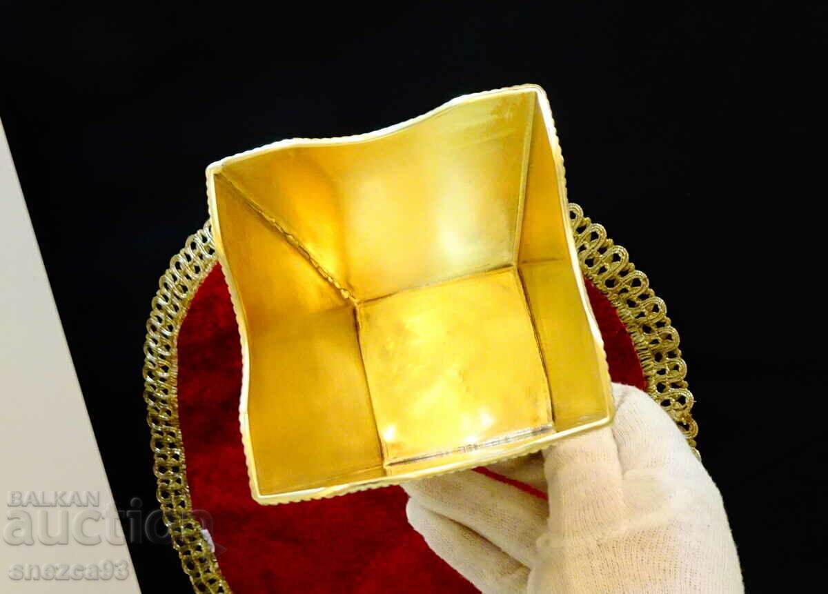 Auction Bronze vessel with a knight's coat of arms, an upright lion. Auction Bronze vessel with a knight's coat of arms, an upright lion.