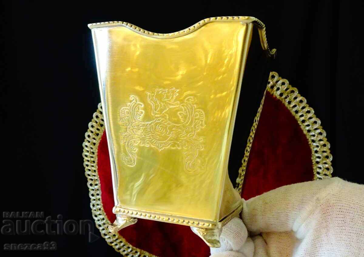 Бронзов съд с рицарски герб,изправен лъв.