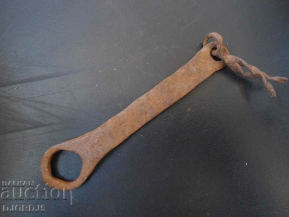 Old wrought latch with price 3.00 BGN | € 1.53 Old wrought latch with price 3.00 BGN | € 1.53