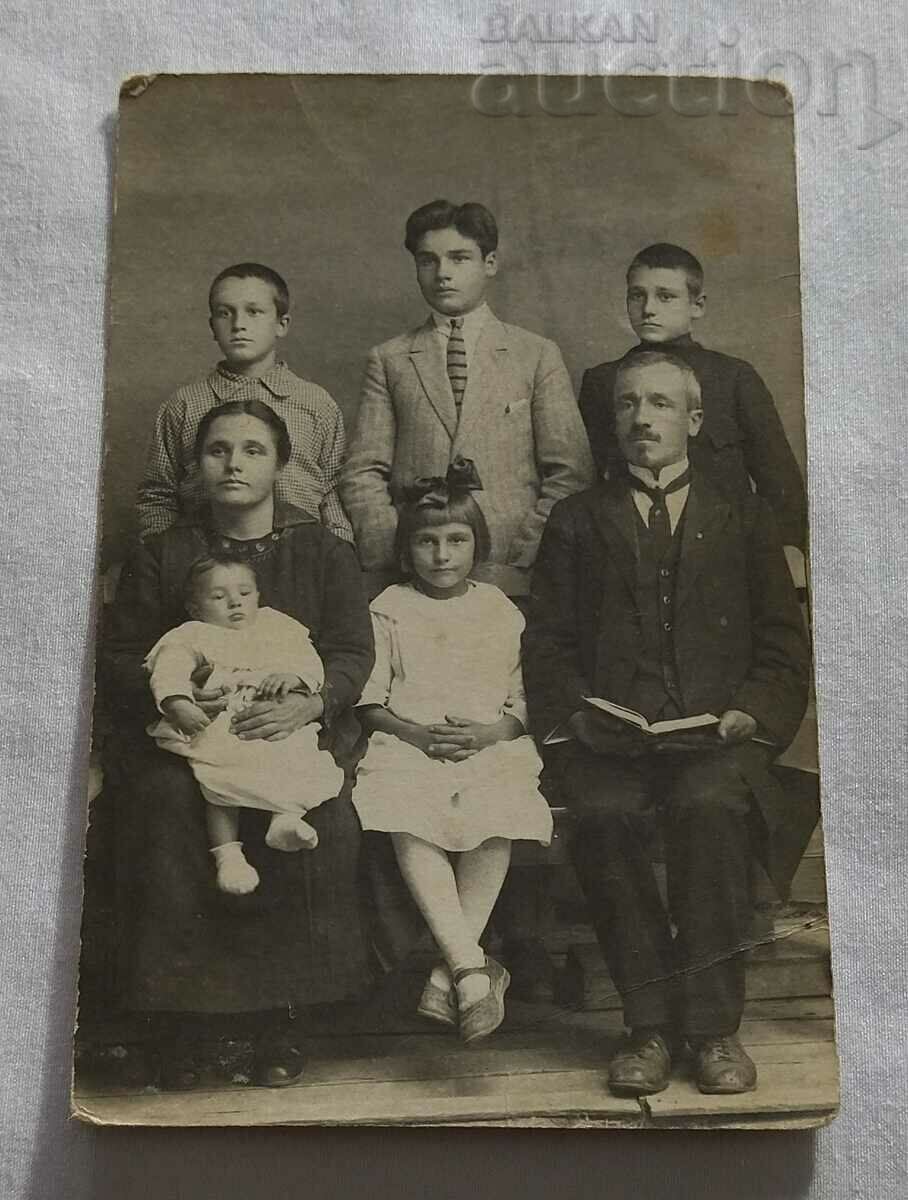 HUSKY FAMILY 1927 PHOTO