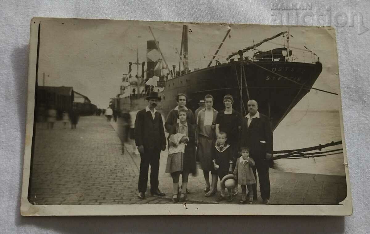 SHIP PORT FAMILY 193.. y. PHOTO //