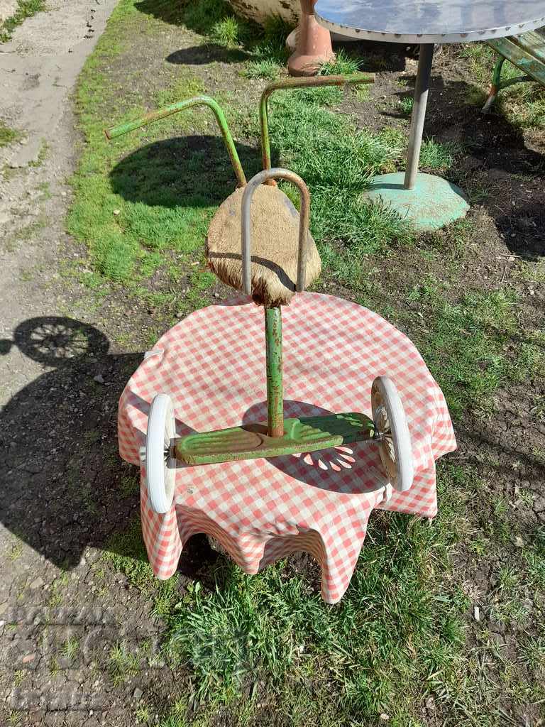 Delivery of Old bicycle, tricycle bicycle Delivery of Old bicycle, tricycle bicycle