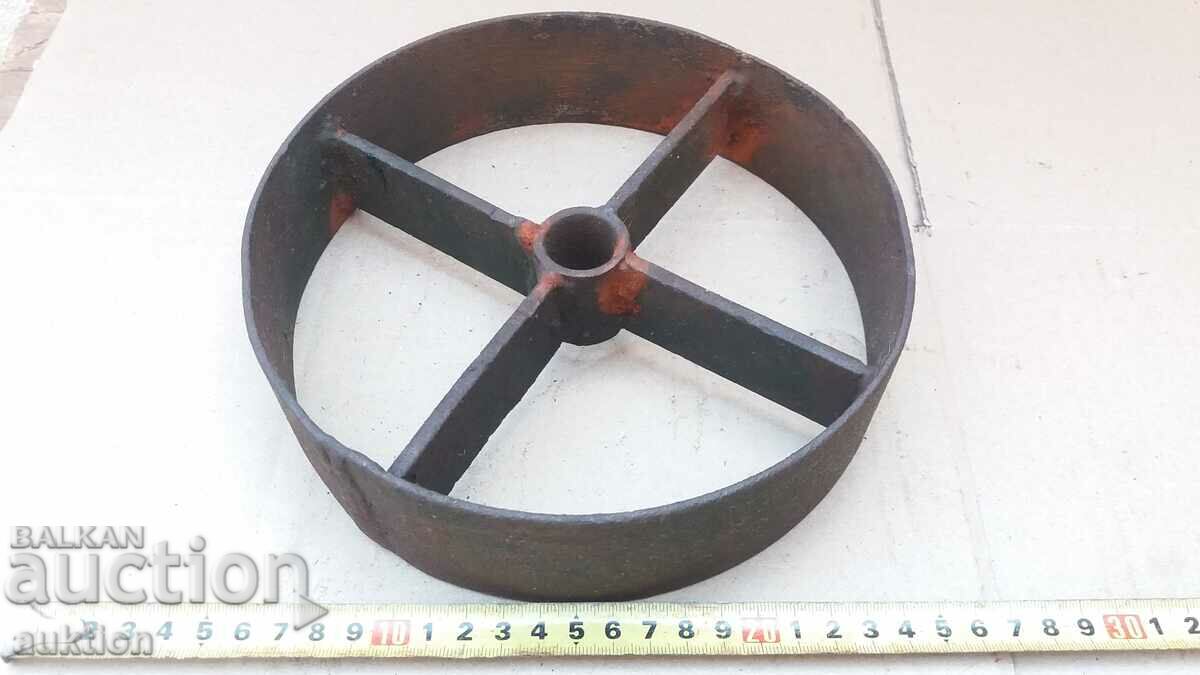 Auction  SOLID METAL FARMING TOOL WHEEL