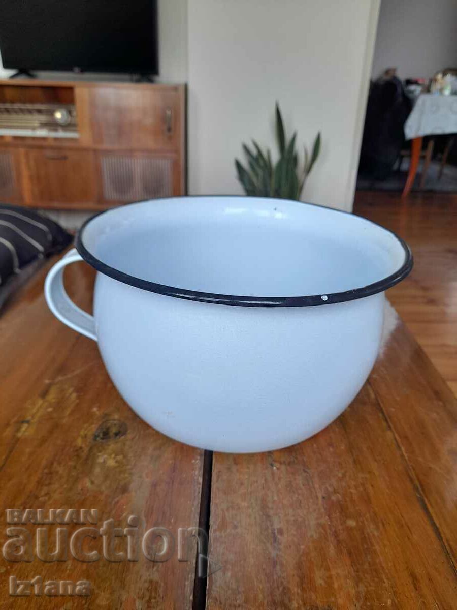 Delivery of Old enamelled pot, Tsokalo Delivery of Old enamelled pot, Tsokalo