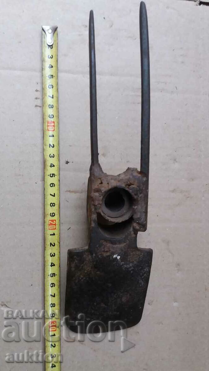 Auction AN OLD HOE Auction AN OLD HOE