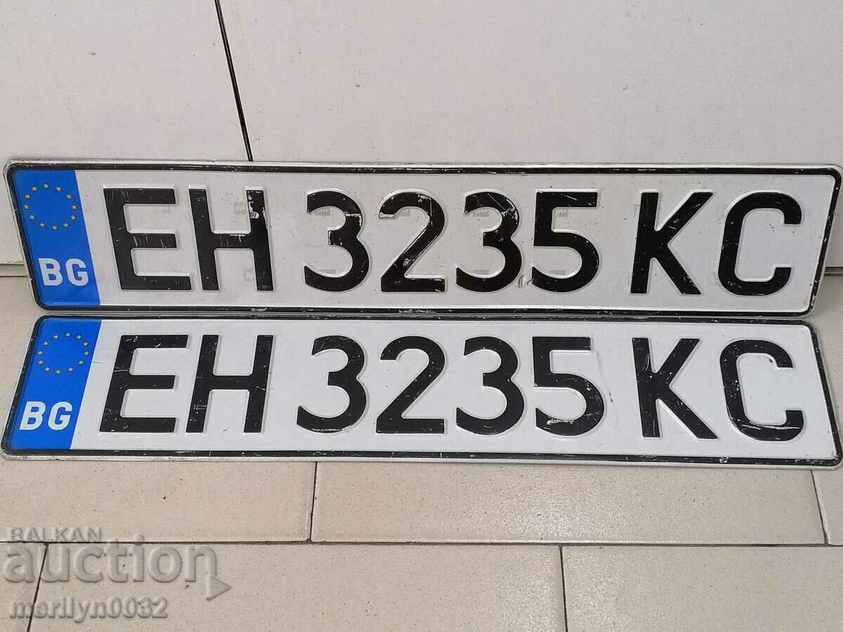 Pair of vehicle registration plates, plate, plate