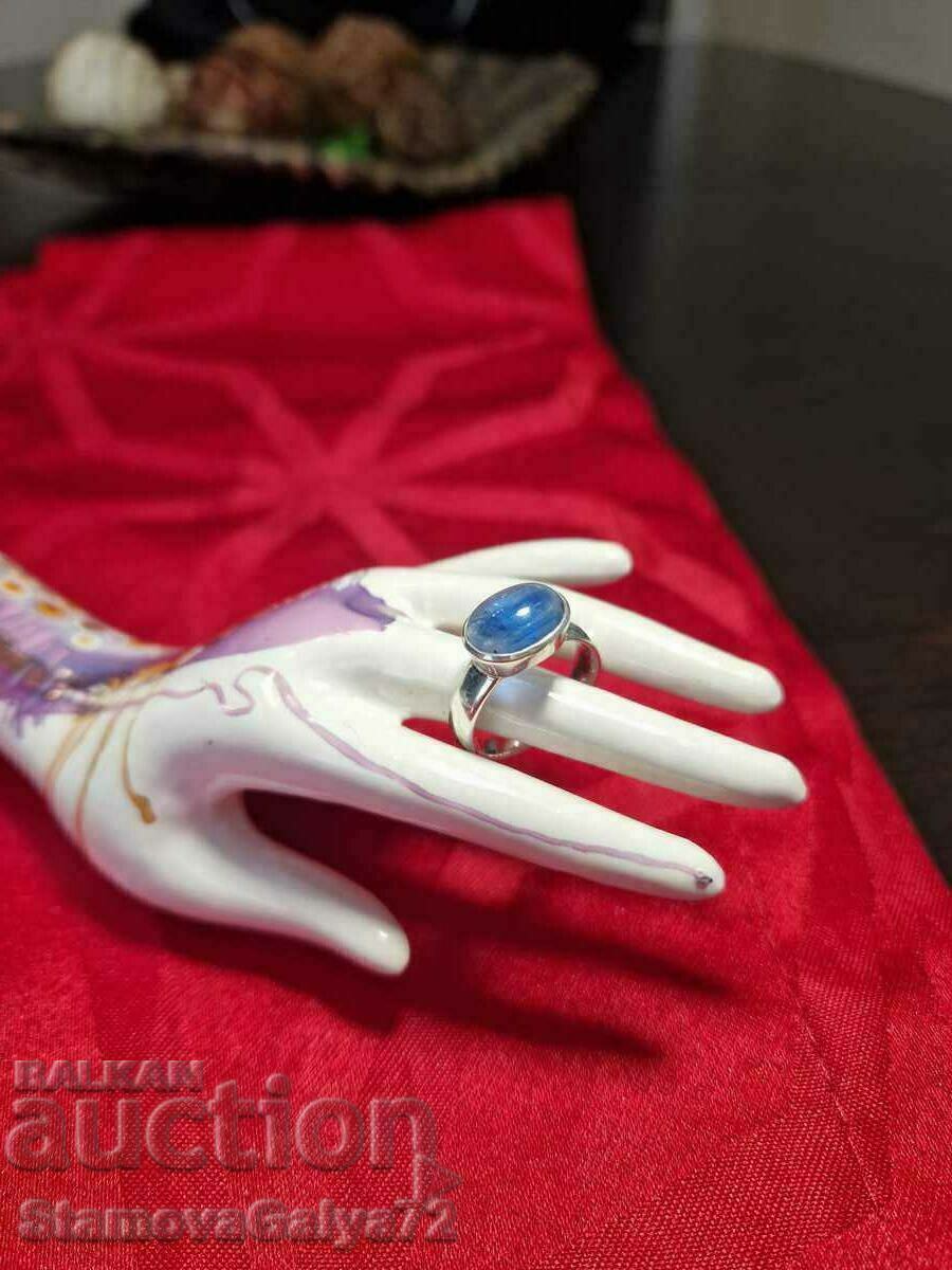 Изискан и красив сребърен пръстен