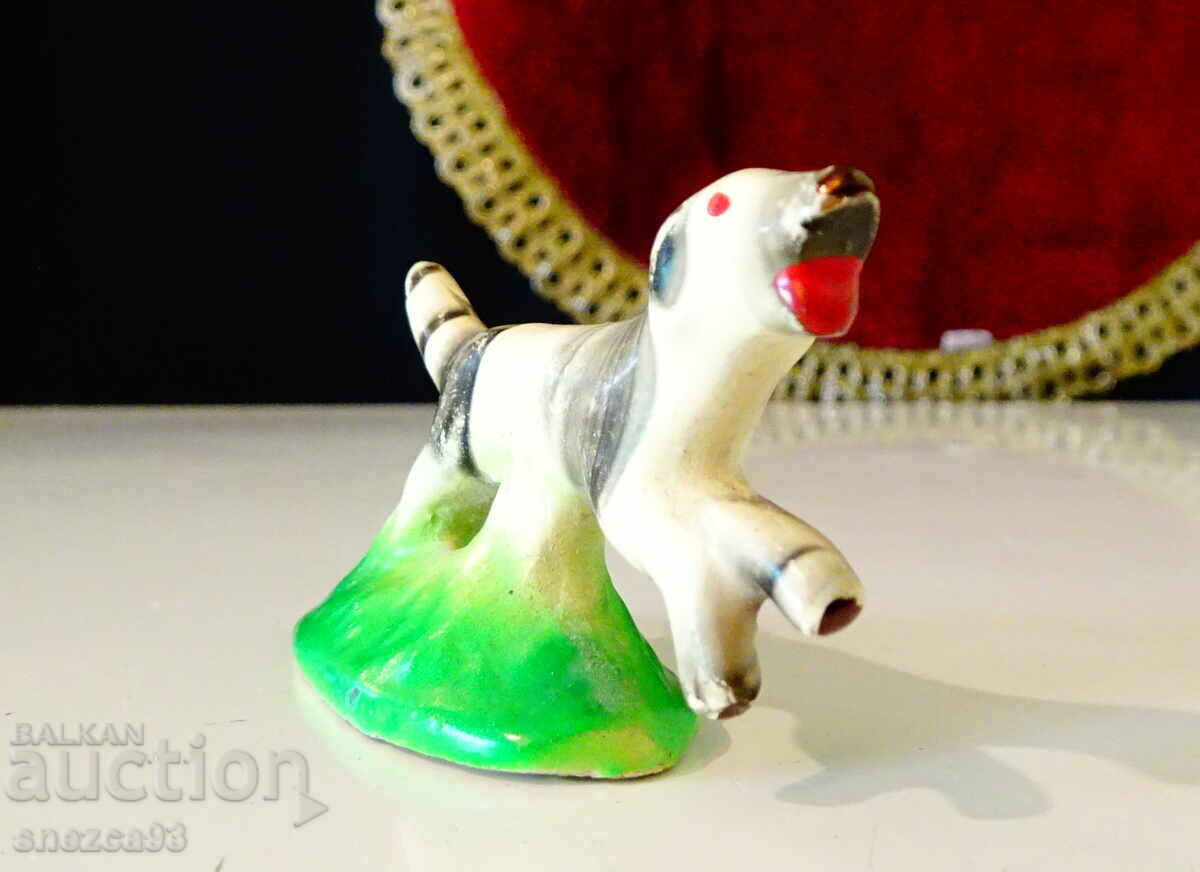 Δημοπρασία Αγαλματίδιο από πορσελάνη σκύλου, βουλγαρικό. Δημοπρασία Αγαλματίδιο από πορσελάνη σκύλου, βουλγαρικό.