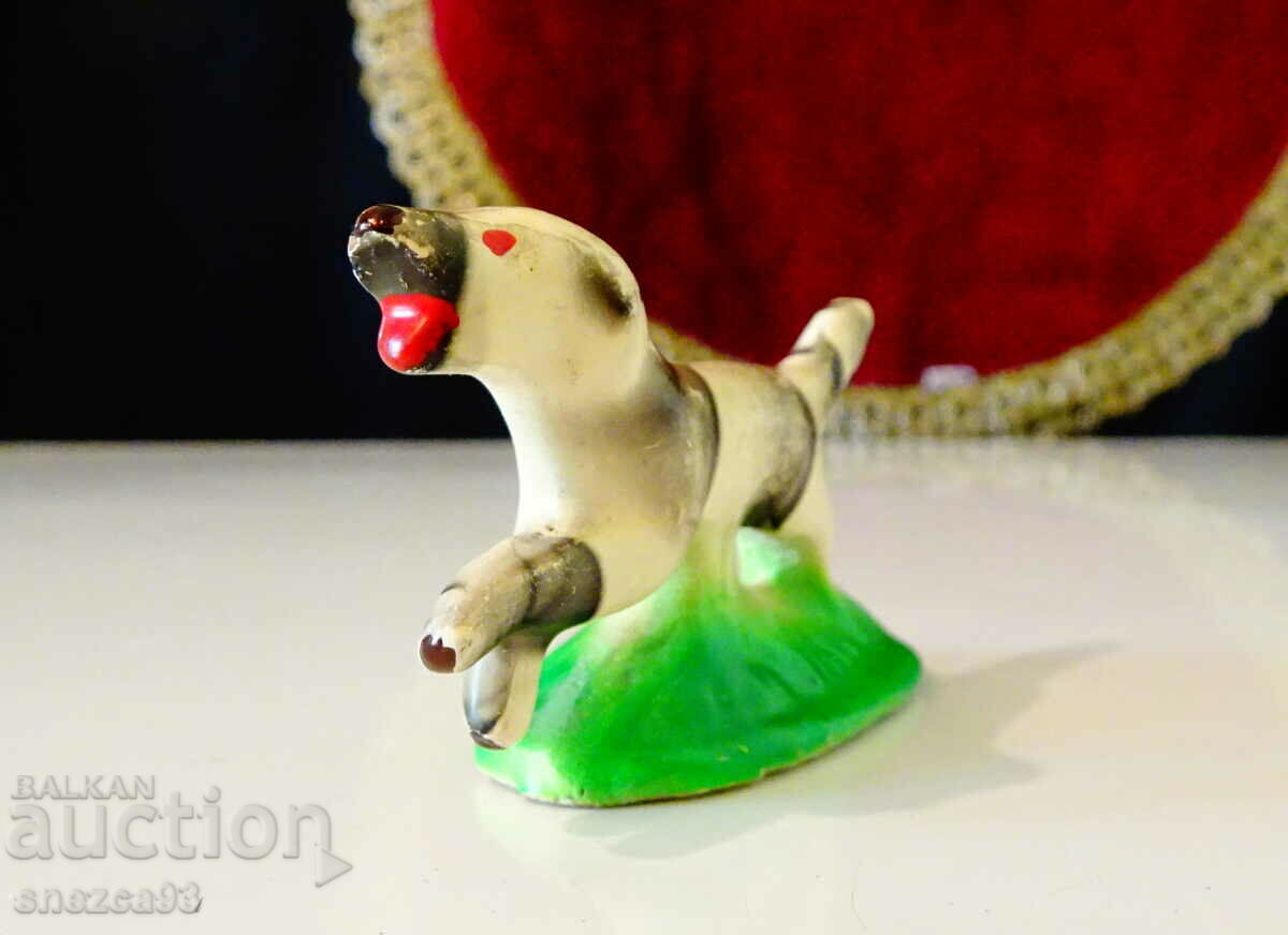 Παράδοση Αγαλματίδιο από πορσελάνη σκύλου, βουλγαρικό. Παράδοση Αγαλματίδιο από πορσελάνη σκύλου, βουλγαρικό.