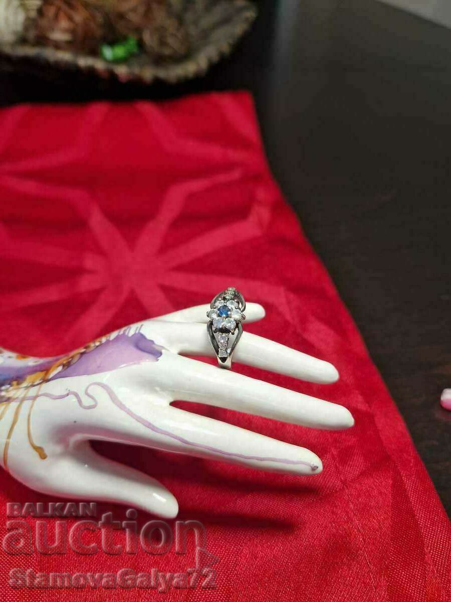 Изящен антикварен сребърен пръстен с сапфир