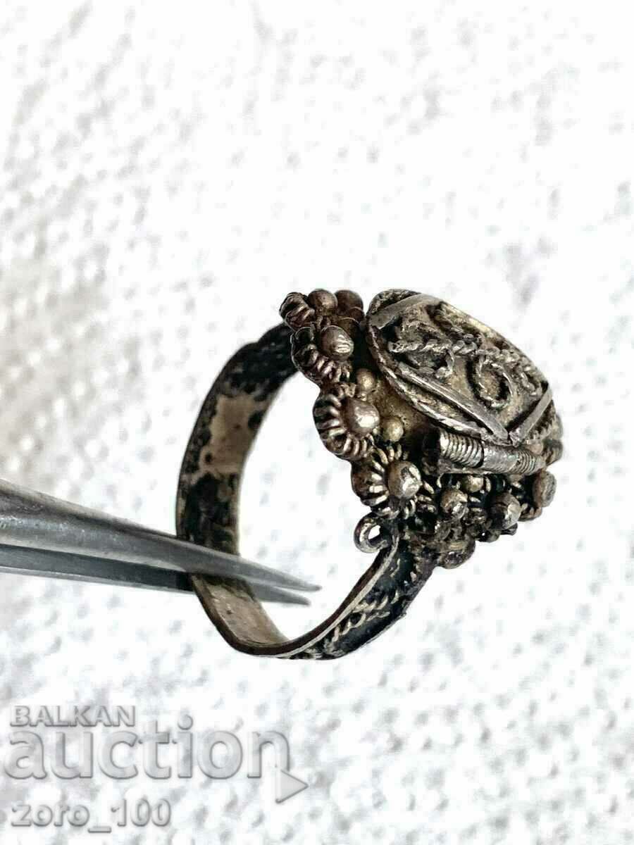Ένα πολύ παλιό ασημένιο δαχτυλίδι με κρυψώνα, ένα 1 st