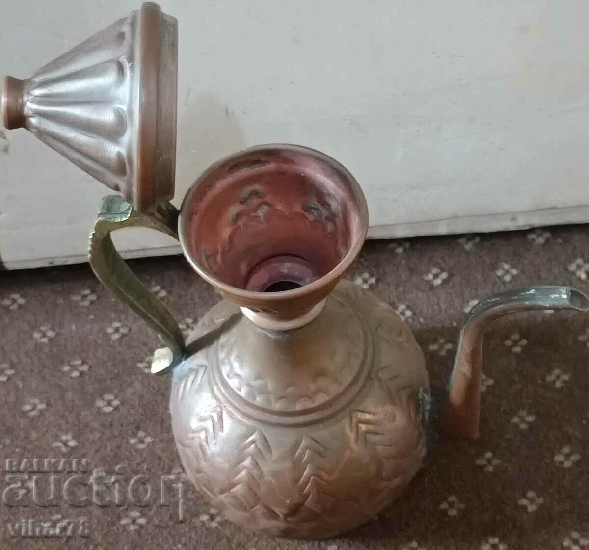 Δημοπρασία ένα χάλκινο δοχείο Δημοπρασία ένα χάλκινο δοχείο