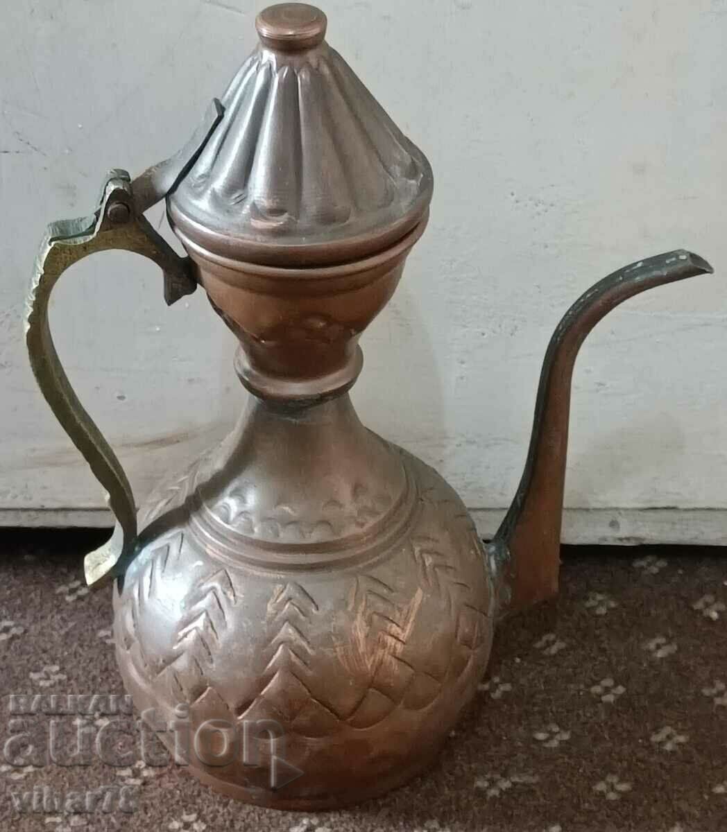 ένα χάλκινο δοχείο ένα χάλκινο δοχείο