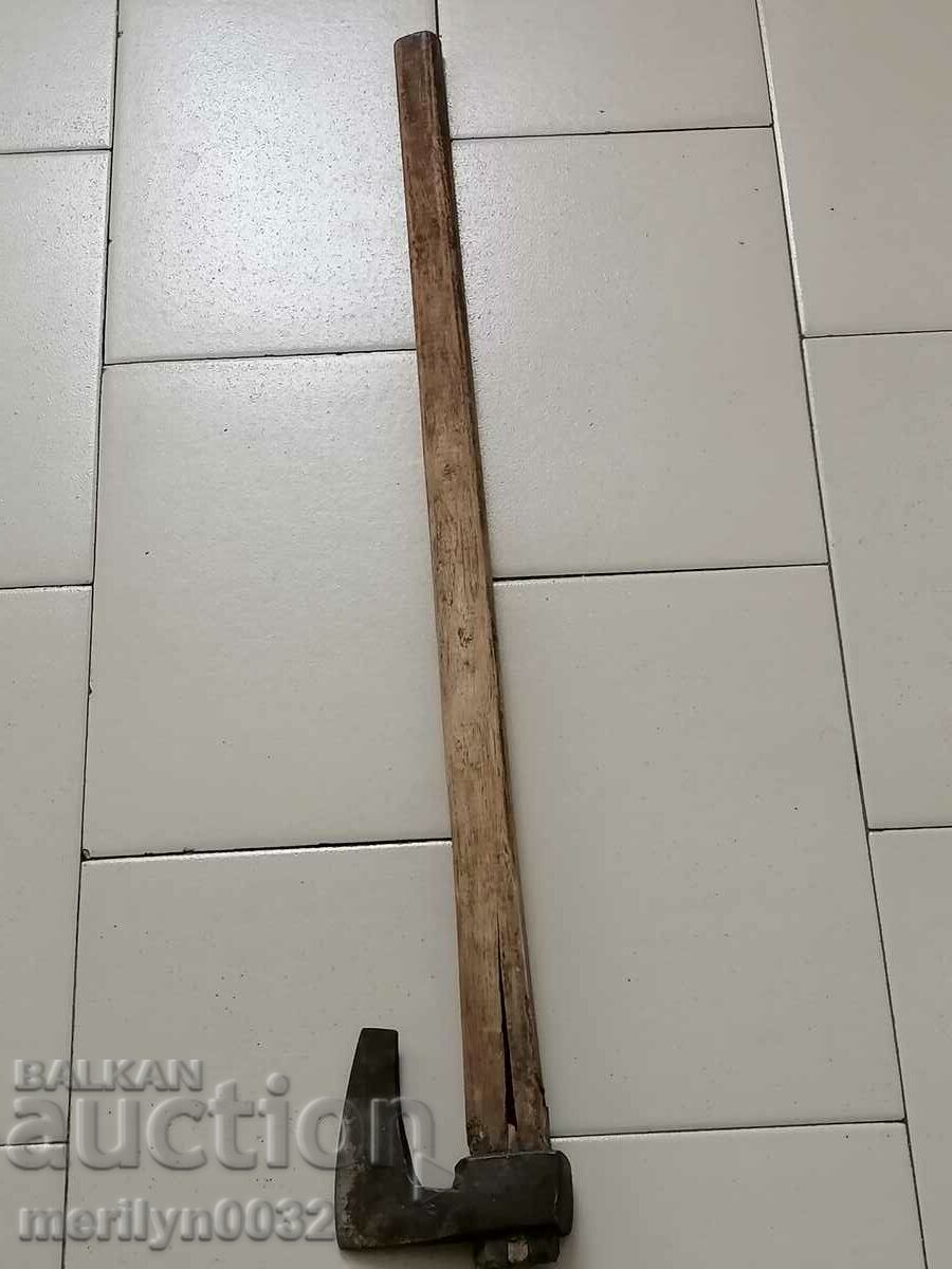 Auction An old ax with a print top gun saber hat grip Auction An old ax with a print top gun saber hat grip