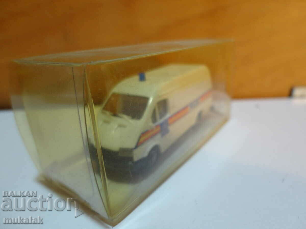 PRALINE HO 1/87 VW BUS MODEL POLICE FORD TRANSIT with price 15.00 BGN | € 7.67