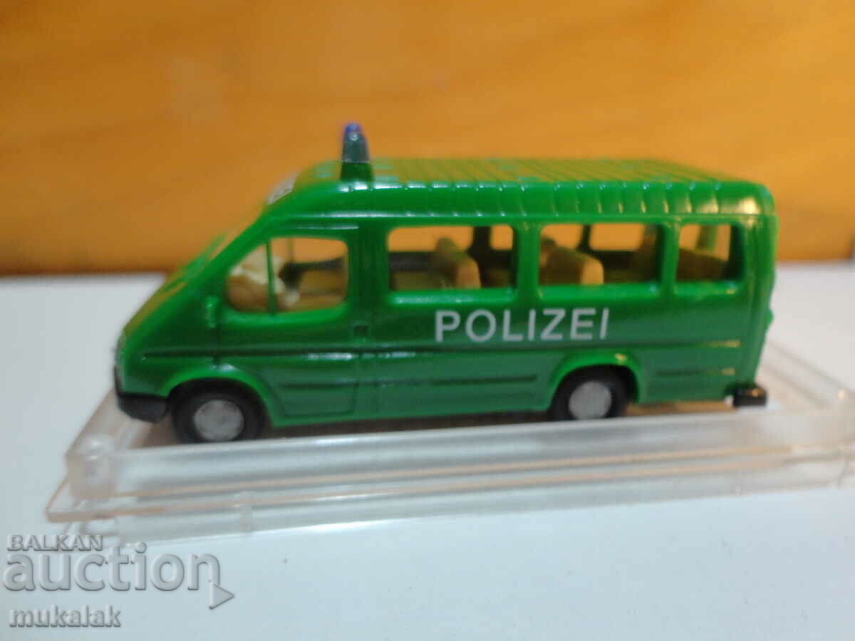 Delivery of PRALINE HO 1/87 VW BUS MODEL POLICE FORD TRANSIT Delivery of PRALINE HO 1/87 VW BUS MODEL POLICE FORD TRANSIT
