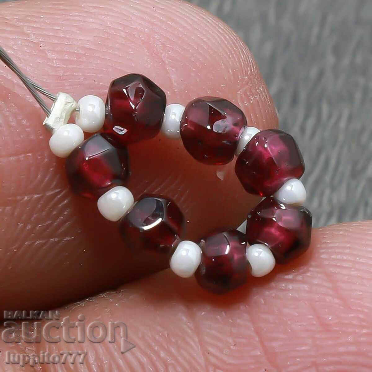 5.55 carat natural garnet rhodolite strung with price 39.99 BGN | € 20.45 5.55 carat natural garnet rhodolite strung with price 39.99 BGN | € 20.45