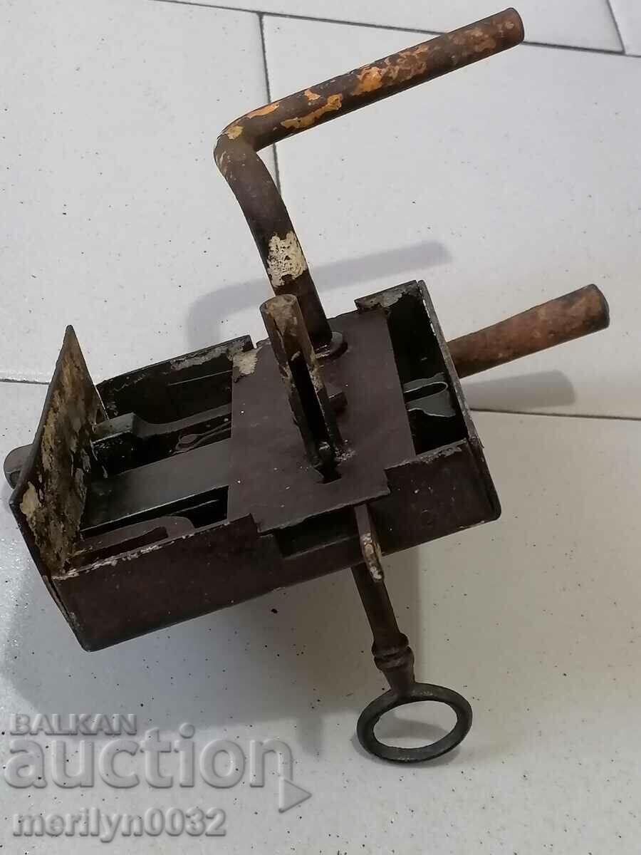 Old 10th century lock with latch key WORKS - 7 Old 10th century lock with latch key WORKS - 7