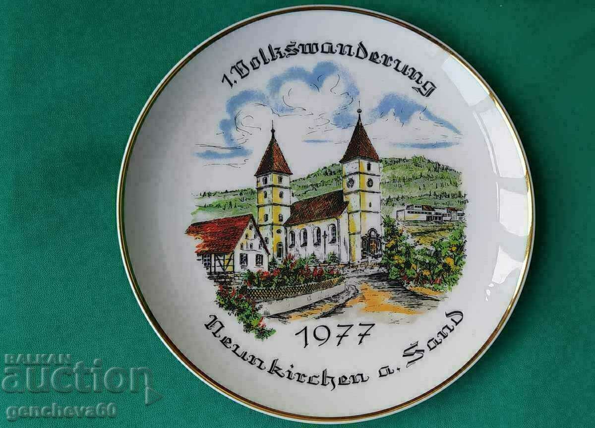 Πιάτο πορσελάνης για διακόσμηση 1977 με τιμή 12.00 BGN | € 6.14 Πιάτο πορσελάνης για διακόσμηση 1977 με τιμή 12.00 BGN | € 6.14