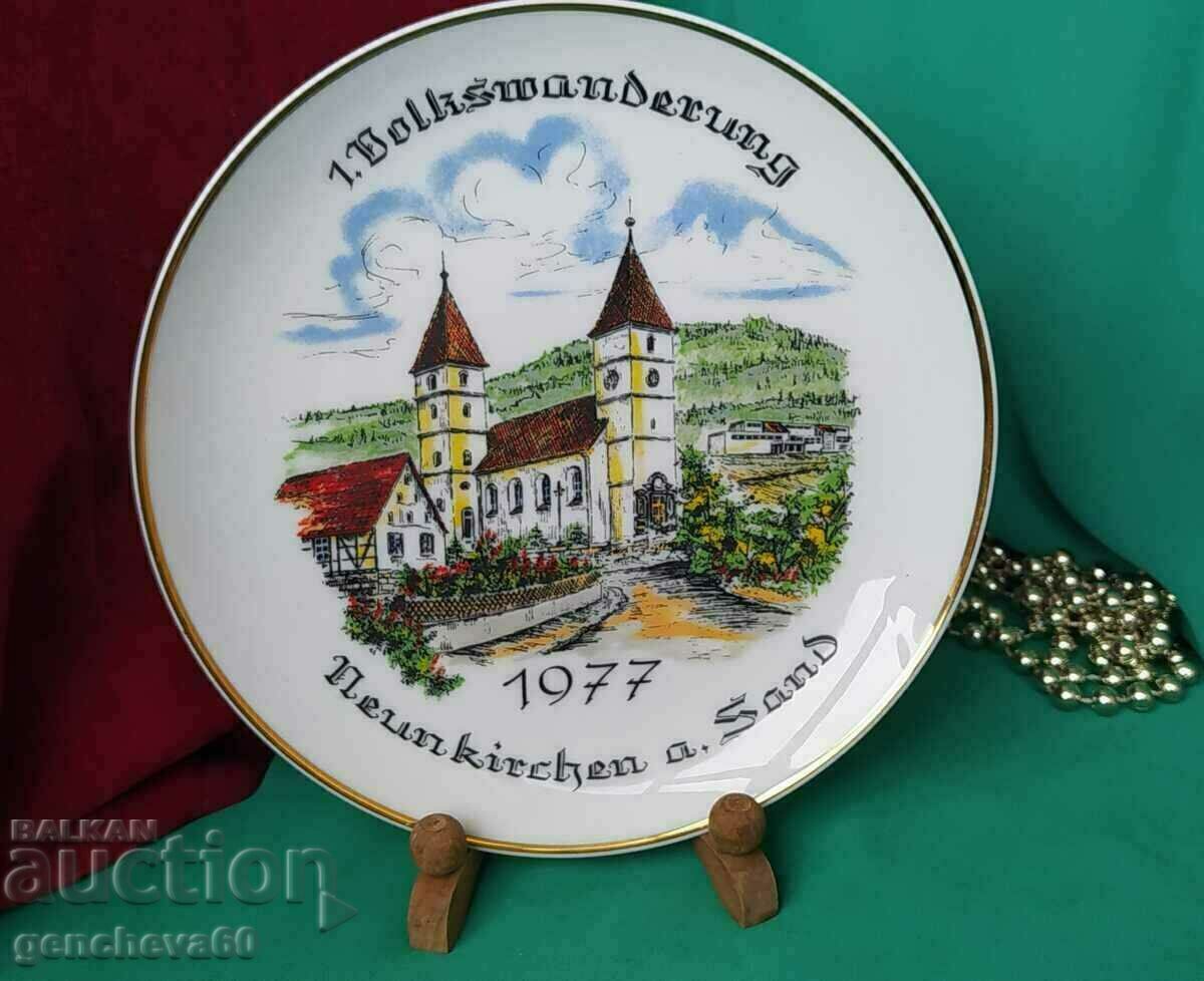 Порцеланова чиния за декорация 1977г