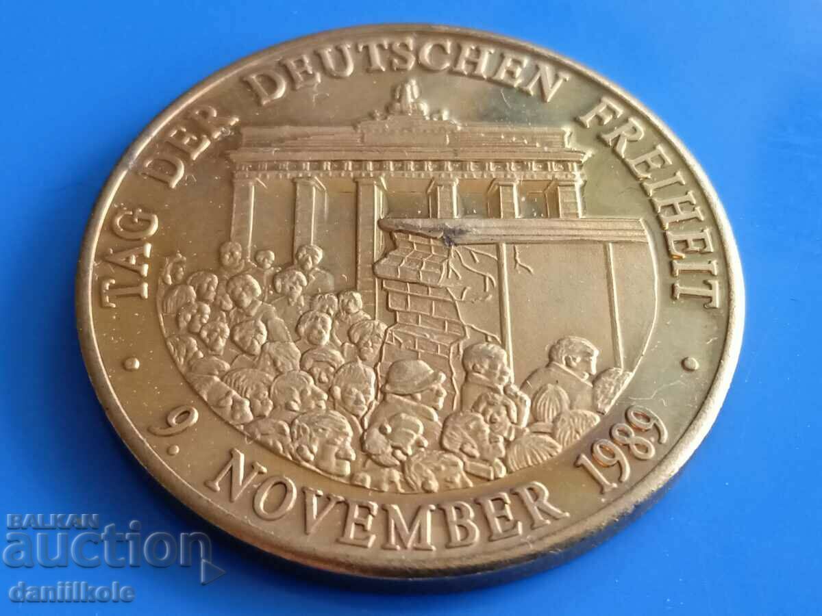 *$*Y*$* PLAQUE 40 YEARS. FEDERAL REPUBLIC OF GERMANY *$*Y*$* - 5 *$*Y*$* PLAQUE 40 YEARS. FEDERAL REPUBLIC OF GERMANY *$*Y*$* - 5