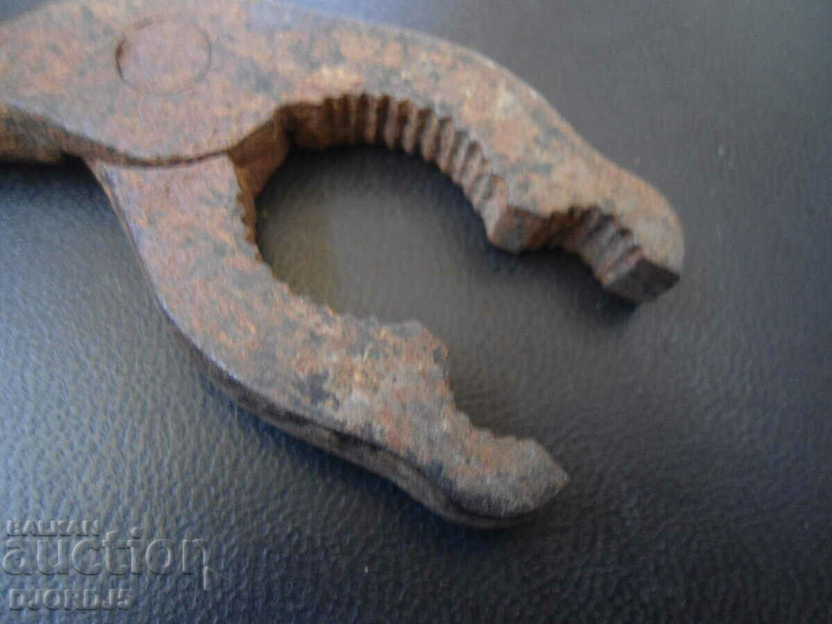 Delivery of Old specialized pliers Delivery of Old specialized pliers