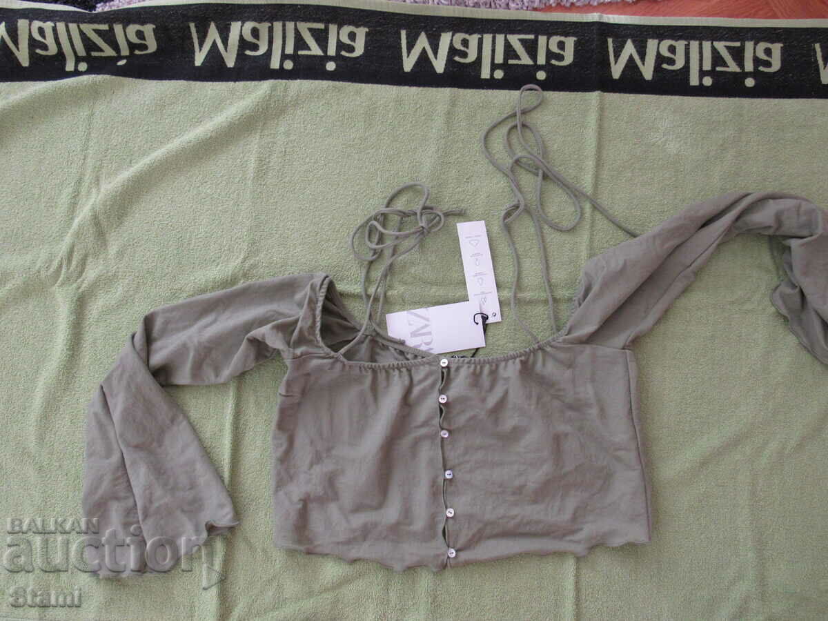 Κοντό τοπ με ισπανική λαιμόκοψη, μακριά μανίκια και τιράντες ZARA Κοντό τοπ με ισπανική λαιμόκοψη, μακριά μανίκια και τιράντες ZARA