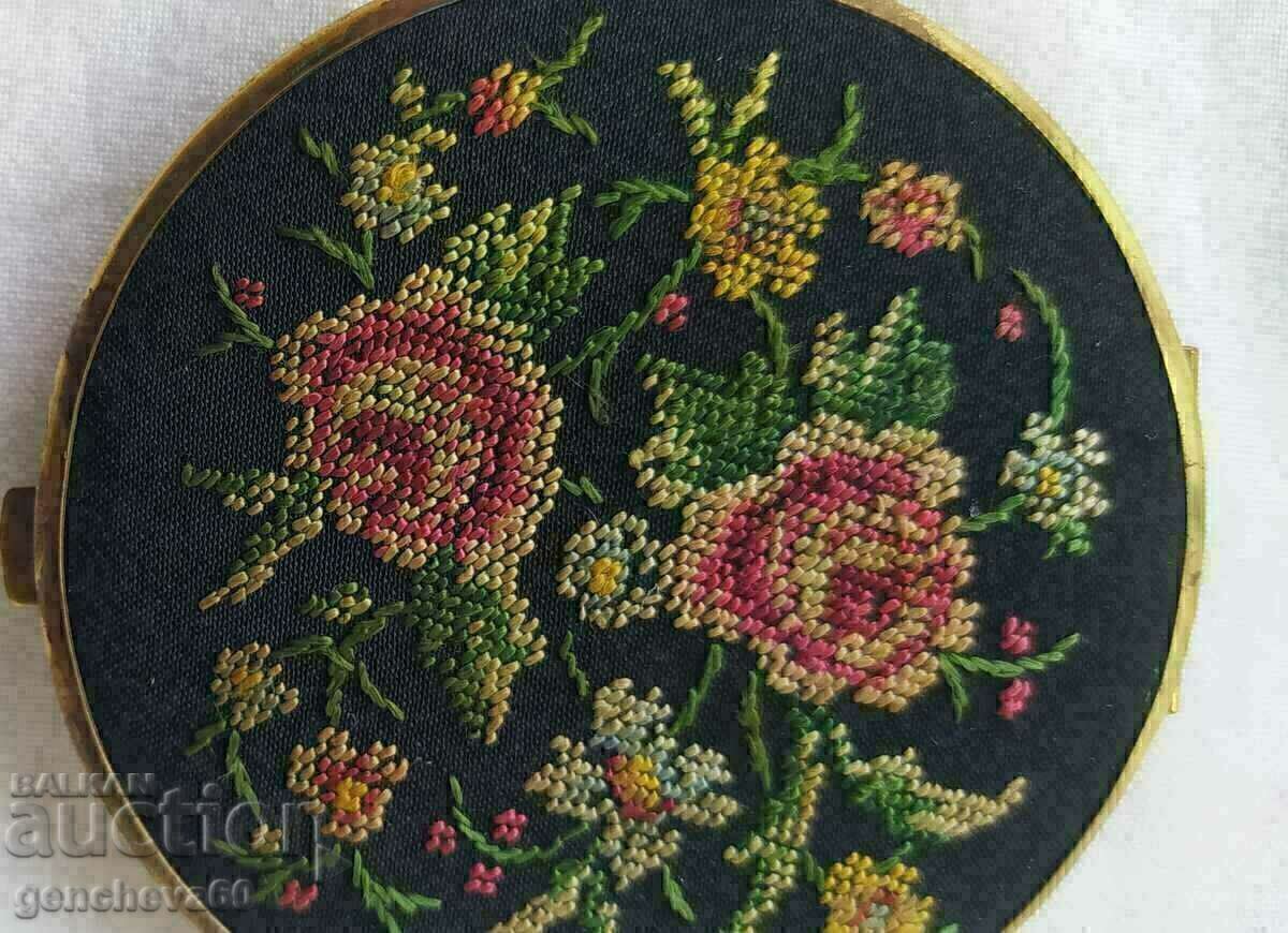 Oglinda dama vintage, tapiserie brodata trandafiri cu preț 21.00 BGN | € 10.74