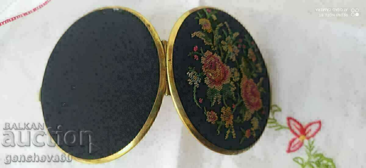 Vintage lady's mirror, tapestry embroidered roses - 7 Vintage lady's mirror, tapestry embroidered roses - 7