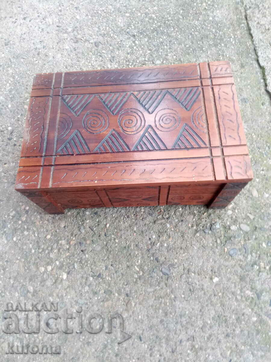 Старинна дървена кутия за бижута