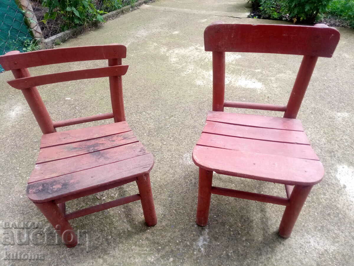 Стари дървени столчета