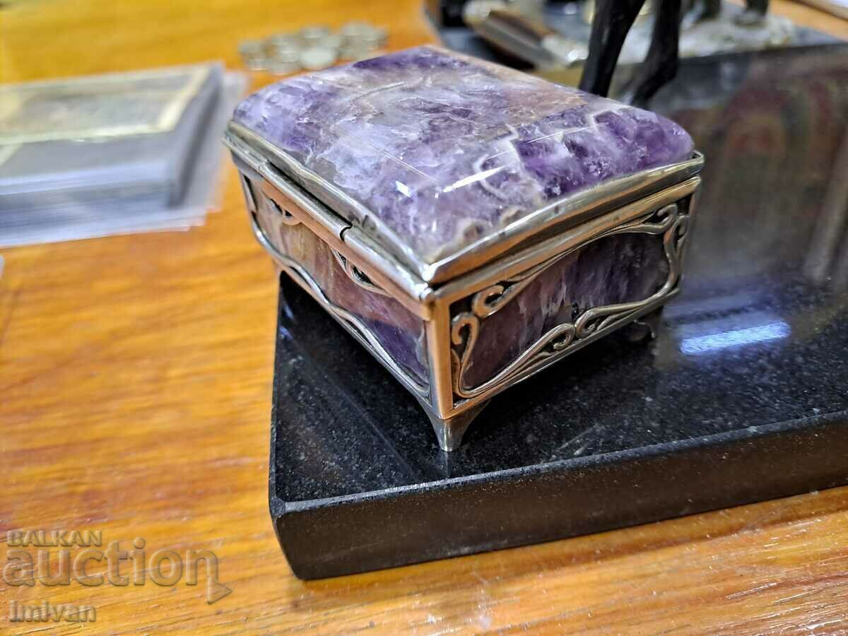 Auction Amethyst stone box with silver fittings Auction Amethyst stone box with silver fittings
