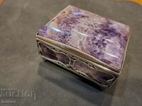 Cutie din piatra de ametist cu accesorii din argint
