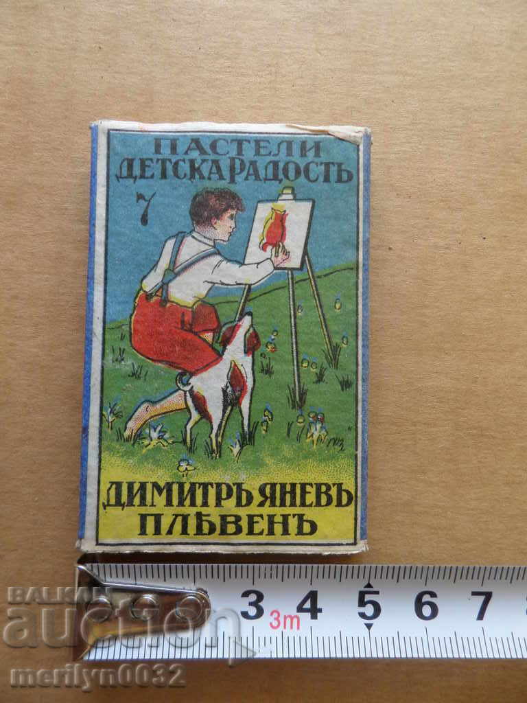 Delivery of Old box of unused crayons, Kingdom of Bulgaria crayons Delivery of Old box of unused crayons, Kingdom of Bulgaria crayons