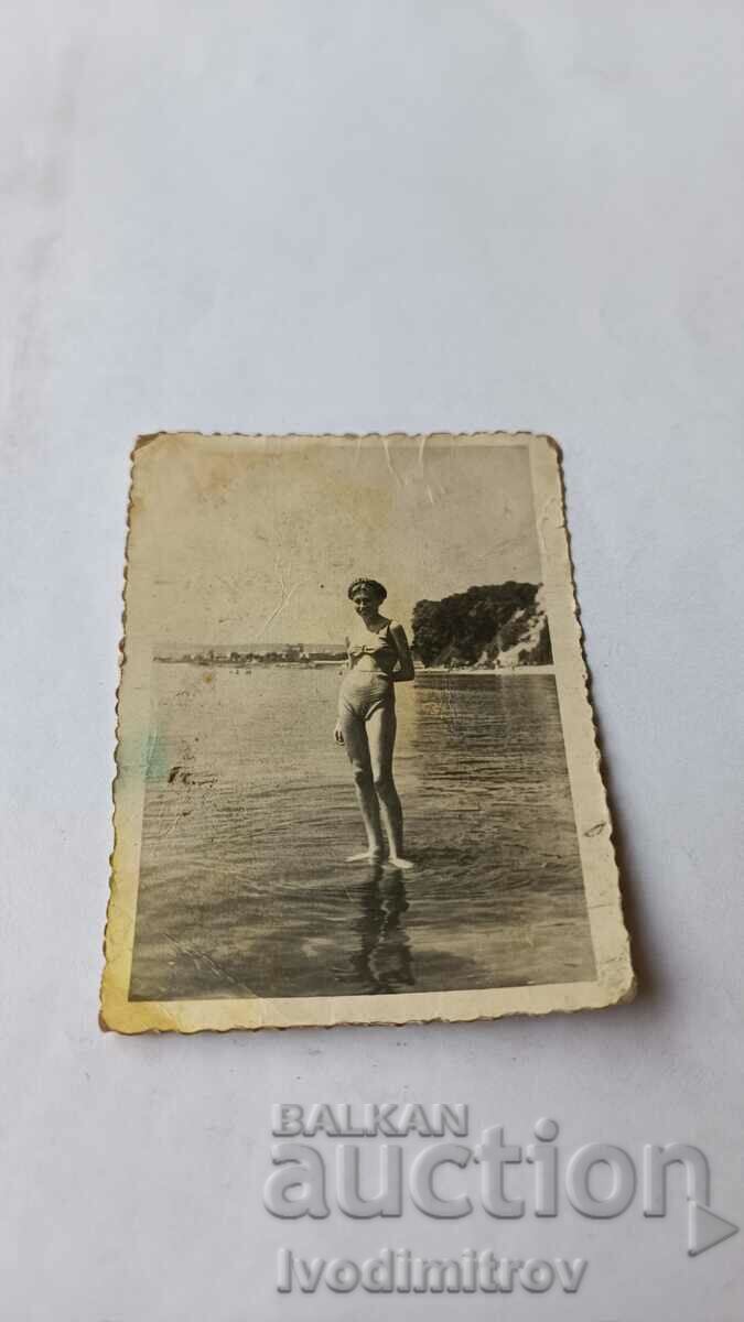 Снимка Младо момиче с ретро бански костюм на брега на морето