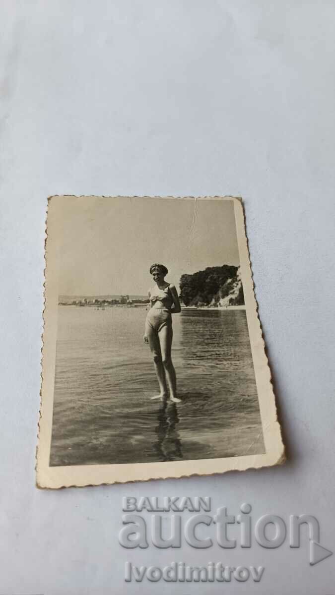 Photo Young girl in vintage swimsuit on the beach