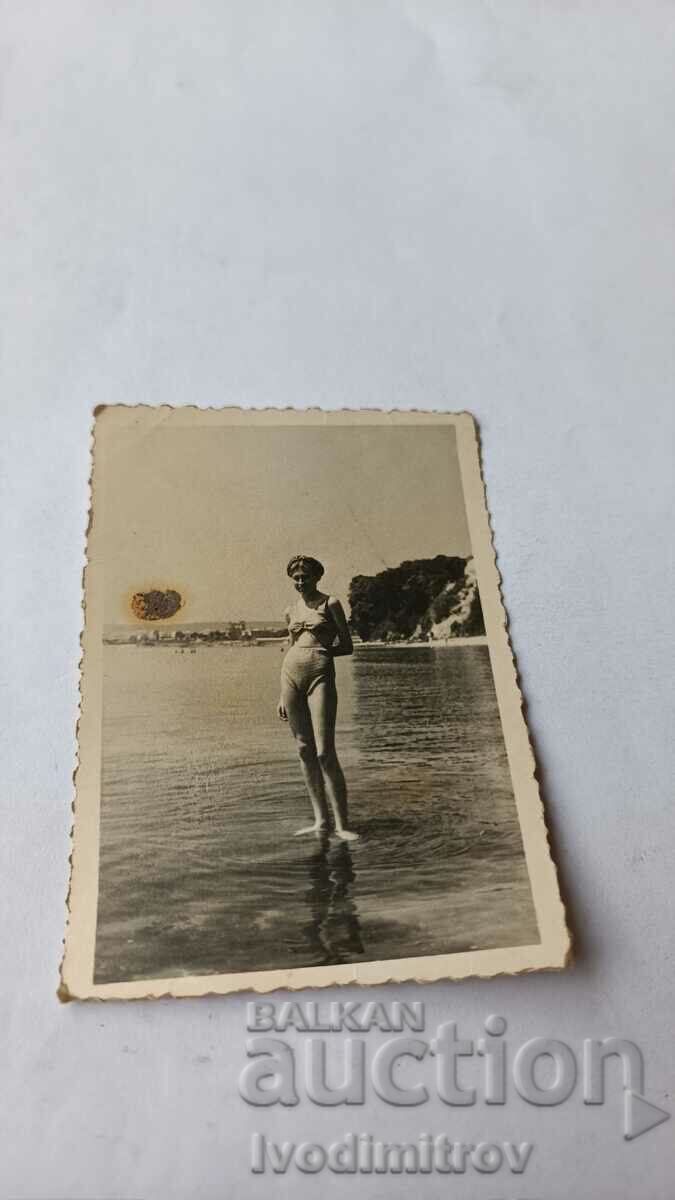 Foto Fată tânără în costum de baie de epocă pe plajă