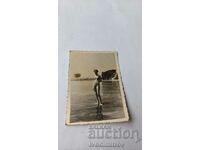 Снимка Младо момиче с ретро бански костюм на брега на морето