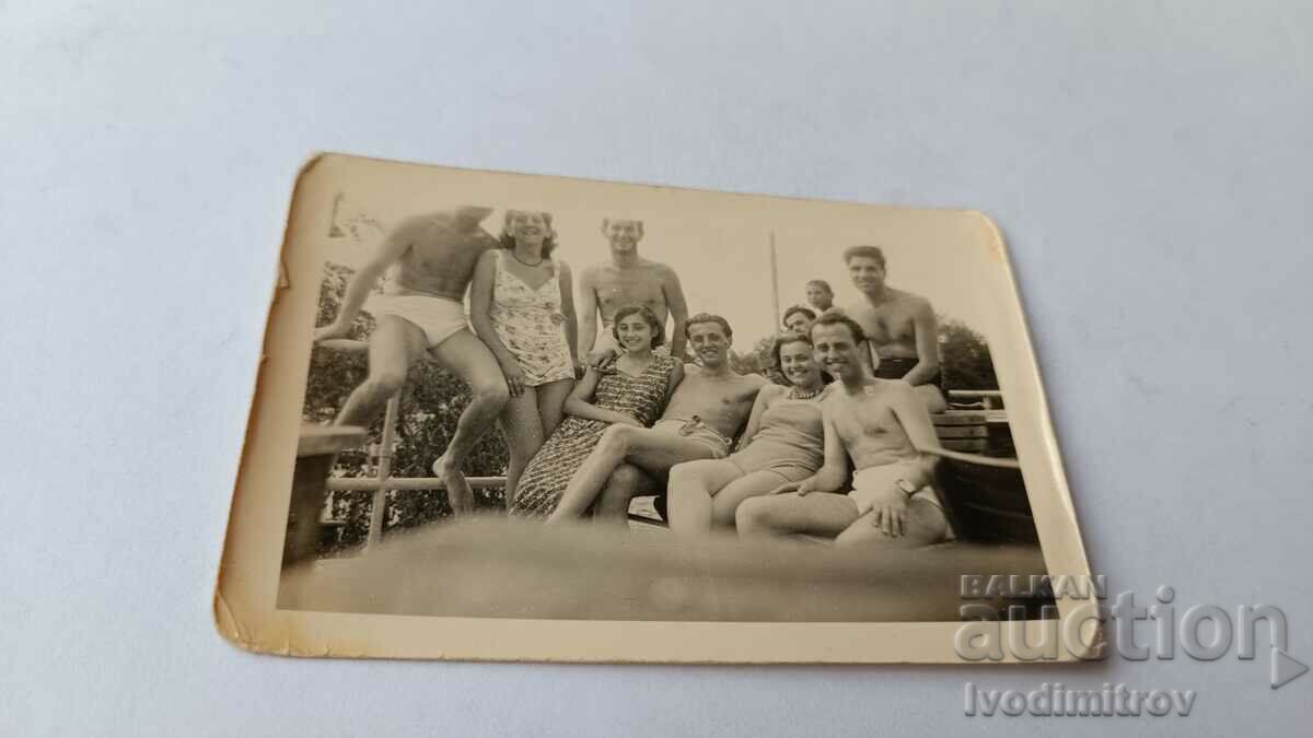 Foto Bărbați, femei și copii la piscină